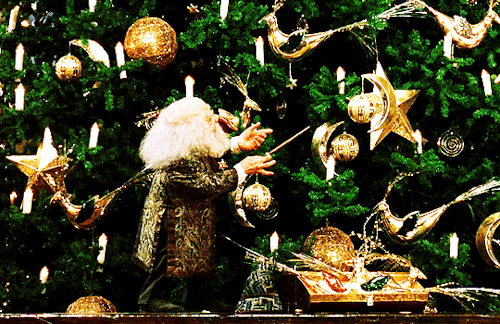 arthurpendragonns: Christmas was coming. One morning in mid-December, Hogwarts woke to find itself c
