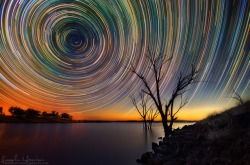 wantondaisy:  navyangel2000: ultrahypnotizer:   spinningblueball: Star Trails - Lincoln Harrison wow this is pretty cool and hypnotic    @chaotic-hypnotic-erotic     😍