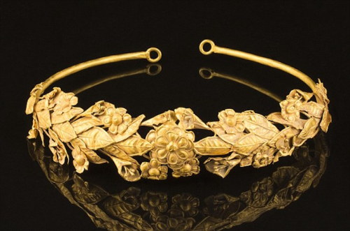 maggie-stiefvater: fishstickmonkey: The incredibly rare gold crown believed to be more than 2,000 ye