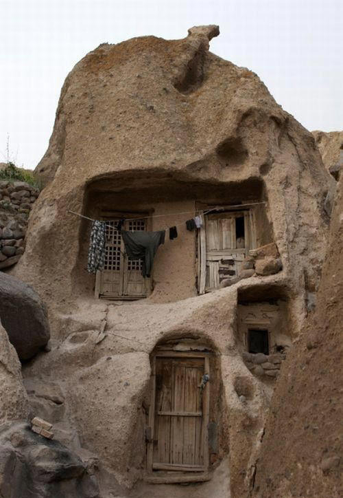 let-s-build-a-home:  700 year-old Stone Houses in Iran  la hente de la arena!