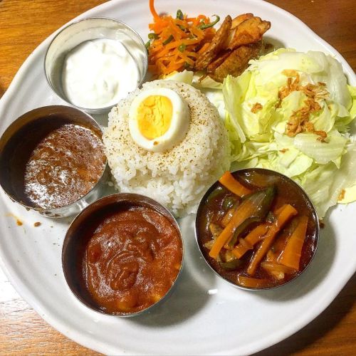 なんちゃってカレー定食‼️ チキンカレー用に用意していた 鶏肉の仕込みを忘れて、、 酢豚の素で酢鶏に カレーは西友レトルト キーマとひよこ豆のん❗️ 惣菜も散らして旨かったですよ #なんちゃってカレー