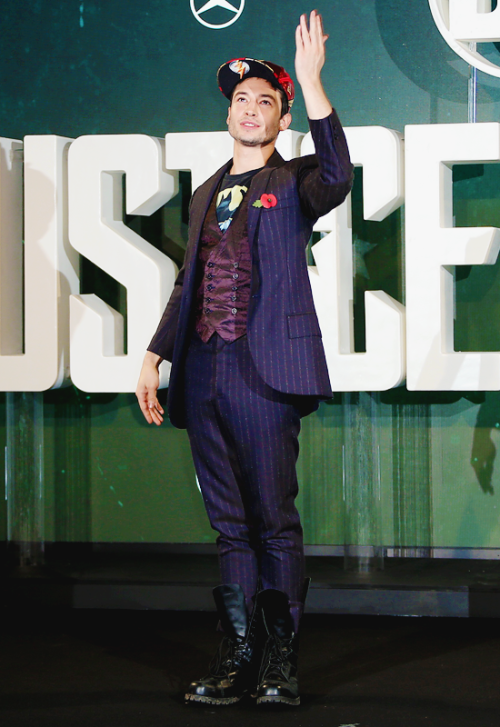  Ezra Miller attends the ‘Justice League’ Photocall at The College on November 4, 2017 i