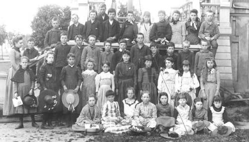 Get ready to say “Cheese”! It’s National School Picture Day. #TBT Washington Elementary School in Salem, Oregon ca. 1890-1915 https://tinyurl.com/y2f4os9j