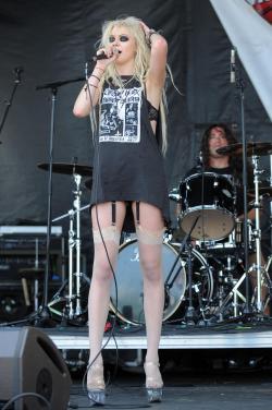 Jack-B4Rakat:    29/30 Favorite Outfits Worn By Taylor Momsen  ♪      