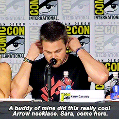 oilversqueen:Stephen Amell Gives His Arrow Necklace to a Young Cancer Fighter