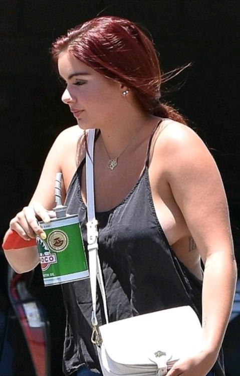 jockabolic: Ariel Winter knows how to sideboob in braless style.