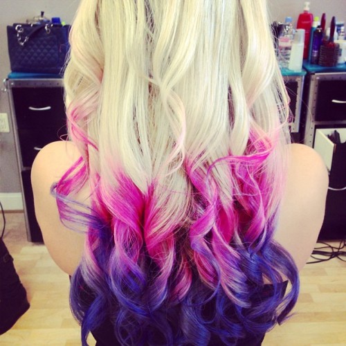 escravoa:  travestis com cabelo comprido. Também quero ficar assim, deixar o meu cabelo crescer e espero que a minha Domme, quem me pega para ficar aos Pés Dela, me deixa fazer tudo para me feminizar, para ser uma escrava perfeita. desejo um lindo dia