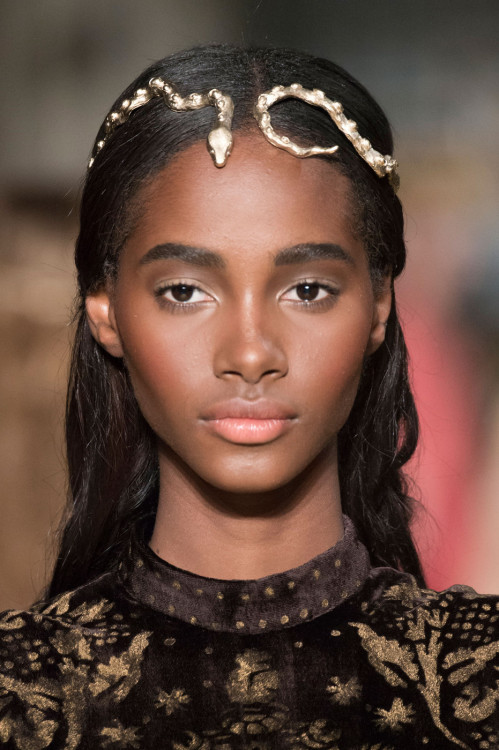 hellyeahblackmodels:Valentino Couture Spring 2016Jewelry for the Haradrim