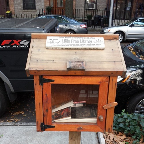 I love this. Free #Street #Library #NewToNewYork #Brooklyn #ProspectHeights #NewYork #Books #Reading (at Prospect Heights)