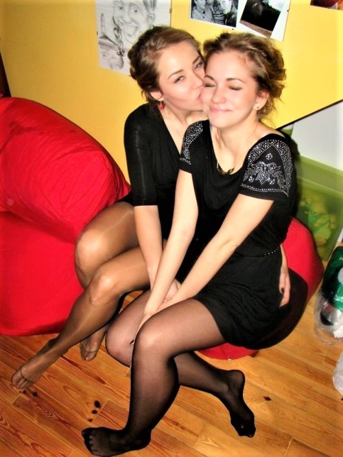 annoyinglbyprofoundcollectorlove:I bet that these two ladies will engage in a game of footsies befor