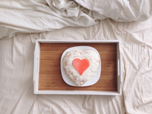 mornings with cakes in bed