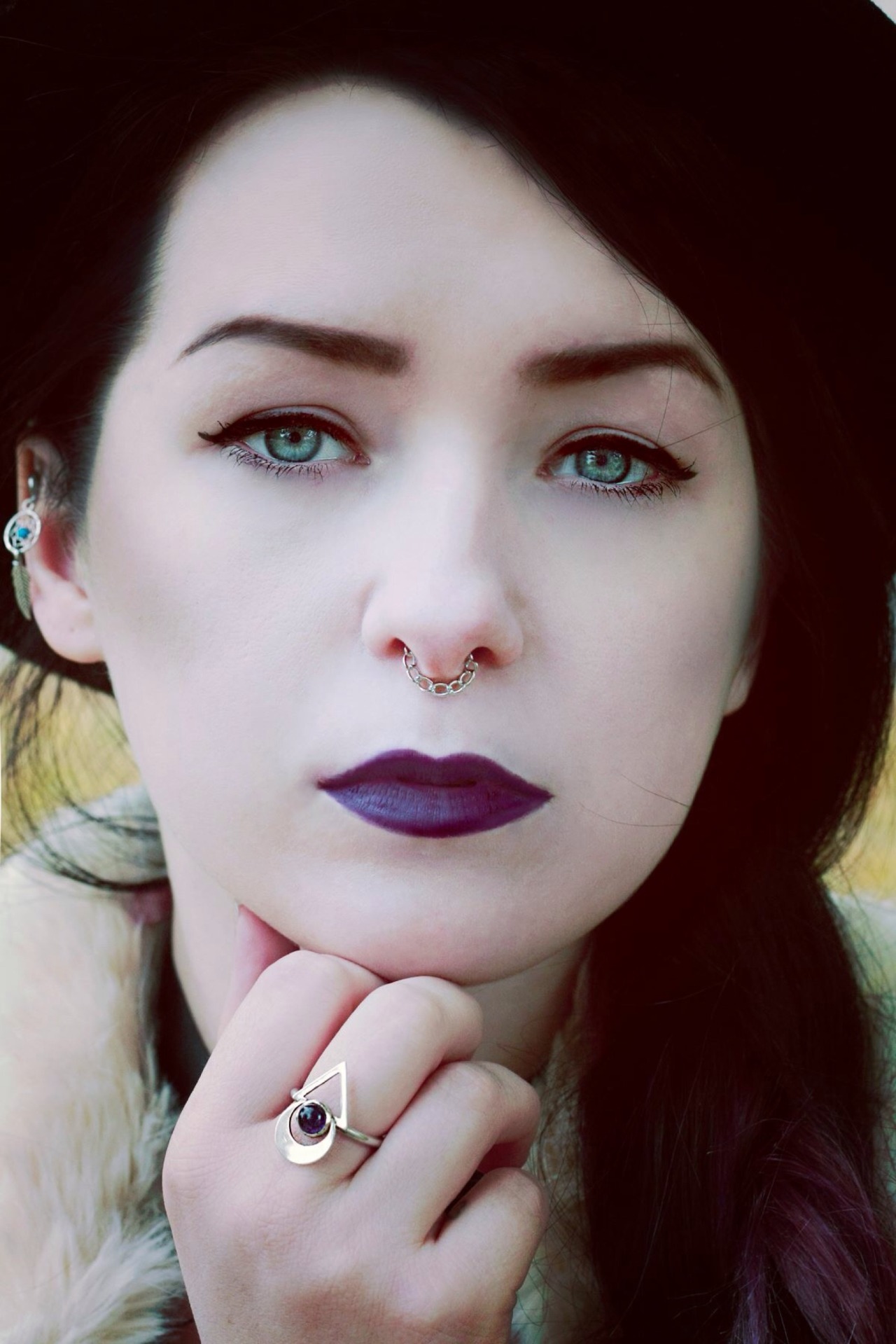 xsilverwolfie:  My autumn portrait.Ring: Argenta Mistica