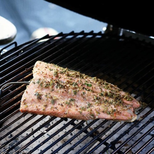 Last weekend we made this delicious slowly smoked salmon on the Kamado on the bbq bastard workshop. 