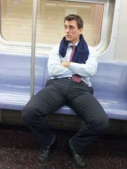 nychotguys:  Mid day crush. re-blogged from: http://subwaycrush.net/?p=1072