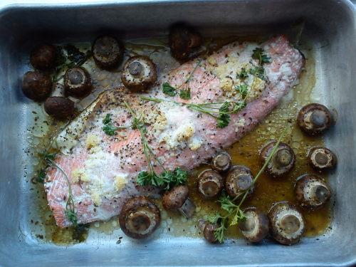 thenarcolpetica:  Dilled Butter Salmon and Baby Portabellas on Rice Continuing my mushroom kick for the month. Put salmon fillet and baby portabella mushrooms in baking pan and top fillet with a few pats of butter, some diced garlic, dried dill seed or