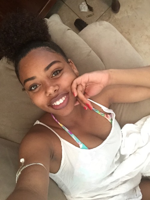 chocolatecakesandthickmilkshakes:  unicornsvsturtles:  Blackout day 😁🌞  big up DC. I can always tell by the street lights. OH!! you are lovely.   I can tell by the inside of that train