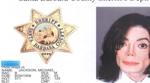 November 20th 2003, Michael Jackson is escorted to the Sheriff&rsquo;s building. This is wh