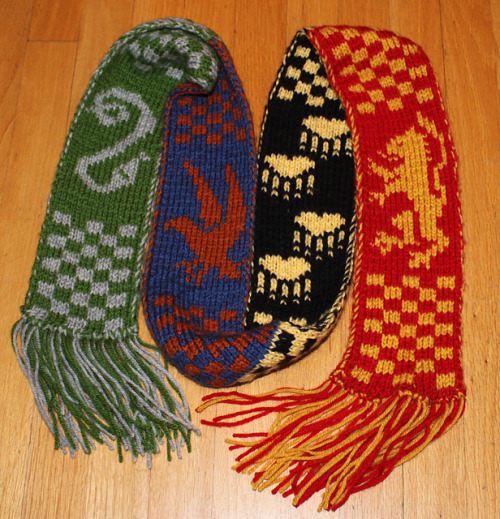 hogwartsknits: Hogwarts Scarf by mauijo, inspired by Hogwarts Double Knitted Bookscarves patter