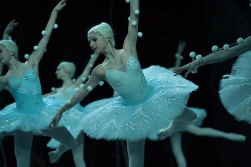 tutu-fangirl:Vaganova Ballet Academy snowflakes, The Nutcracker© Mark Olich