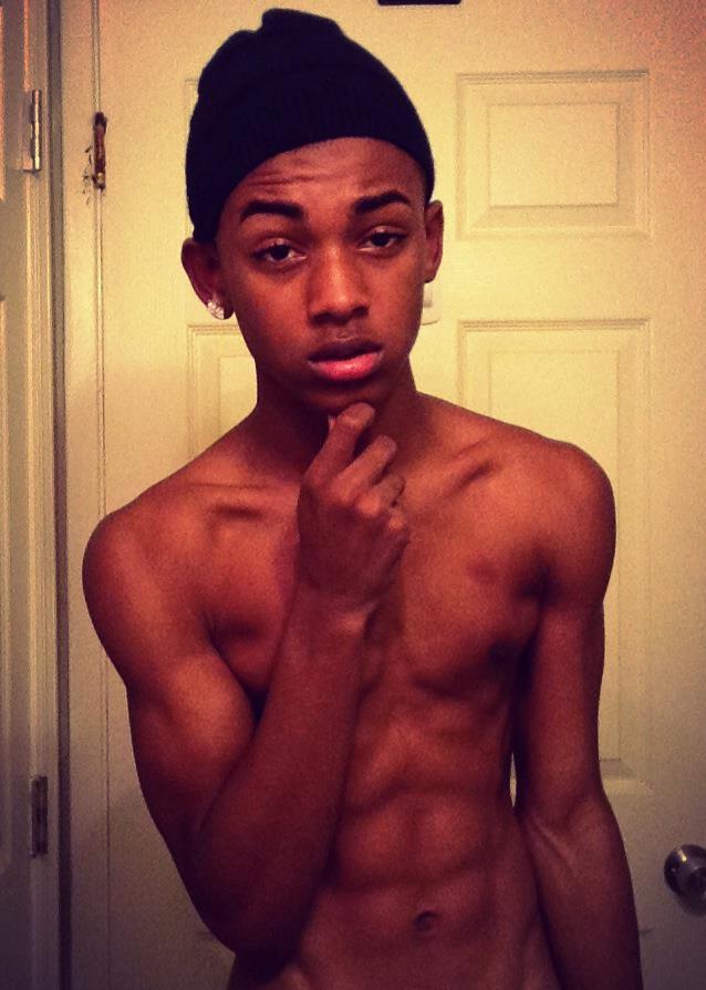 sexyblackboys4u2:  sexy Avion 