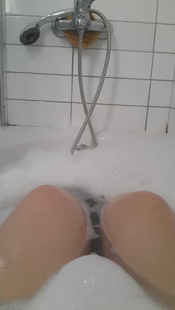 a-catwoman:  Bathtub time