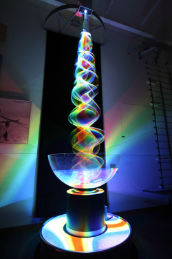 myampgoesto11:  Kinetic light sculptures by artist/physicist Paul Friedlander 