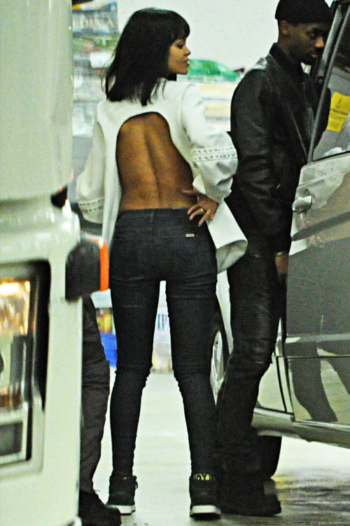 arielcalypso:  Rihanna arriving at “Cirque le Soir” nightclub with Drake in London.