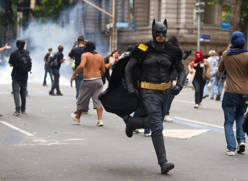 Violenti scontri sono scoppiati tra gli insegnanti in sciopero e la polizia di fronte al municipio di Rio de Janeiro dove si discute una delibera del sindaco Eduardo Paes sui loro salari. Gli insegnanti, che sono in agitazione da 46 giorni, chiedono un