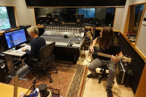 omandm: AP slappin’ some bass down on a track!