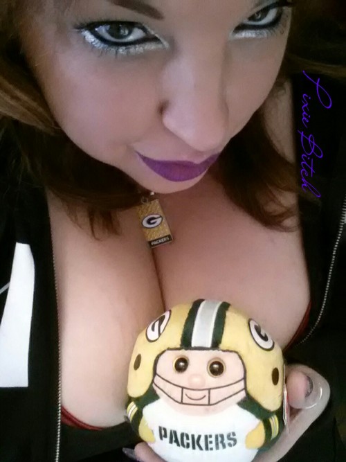 pixie-bitch75:Good Luck luvies, for my GreenBay Packers… I need a WIN Today! Unless you wanna see me