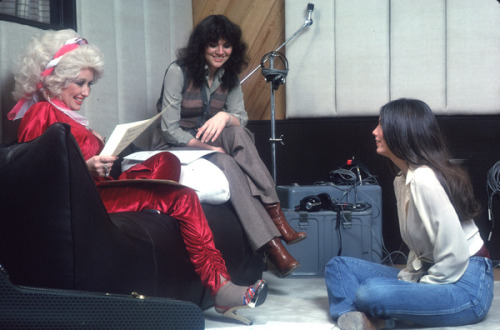 angreav:twixnmix:Linda Ronstadt, Dolly Parton and Emmylou Harris during a recording session in Febru