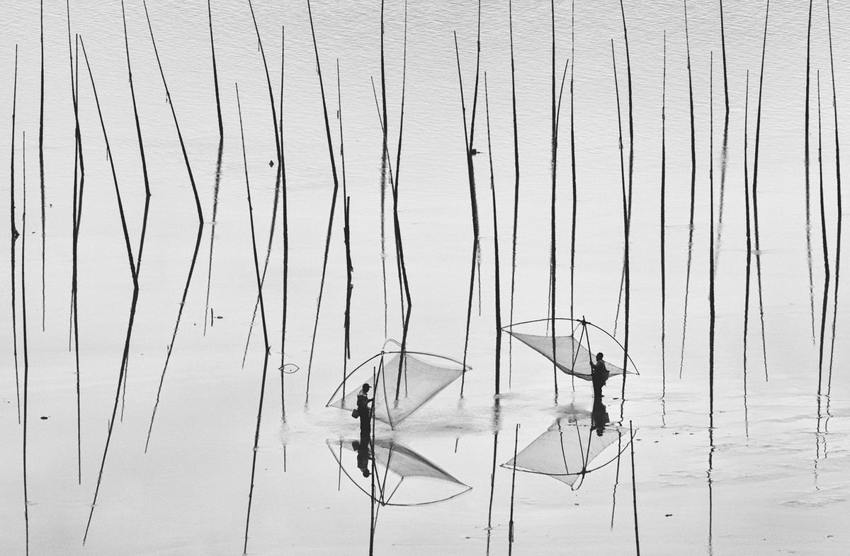 semioticapocalypse:  Peng Jiang. Two Fishermen. The shoal is one of the most fascinating