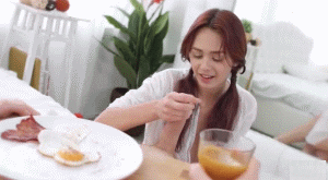cutie4funtimes:  Sunday breakfast in bed ….