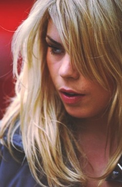 karlpilkngton:  billie piper filming doctor