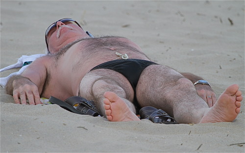 getsnastyonhairydads:  I think this Dad knew what I was probably doing when he caught me taking pics while he was putting his shorts back on.  Taking pics for masturbation purposes!!!