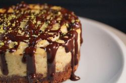 fuckyeahveganlife:  mango and lime cheesecake with raspberry dark chocolate drizzle