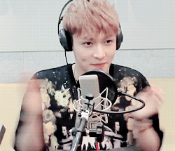 ohmi-ja-deactivated20141029:  Excited Yixing couldn’t stop clapping \(‐＾▽＾‐)/