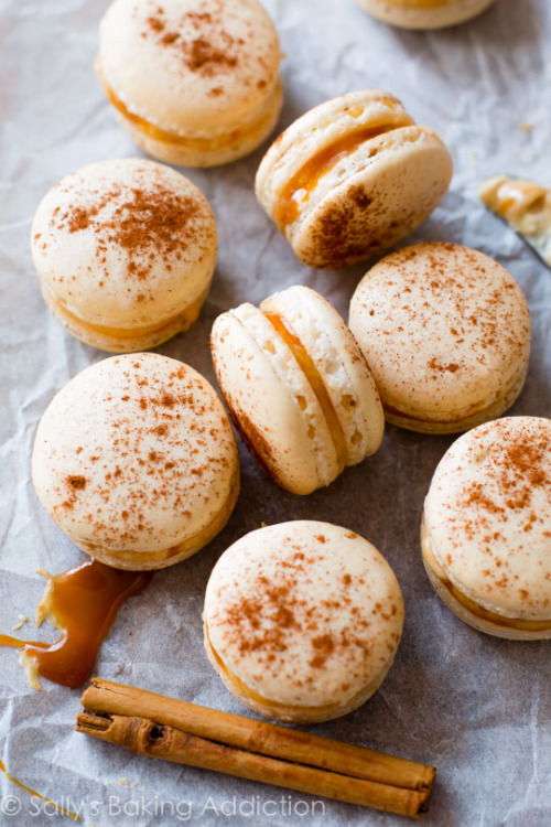 lustingfood: Salted Caramel Cinnamon Macarons.