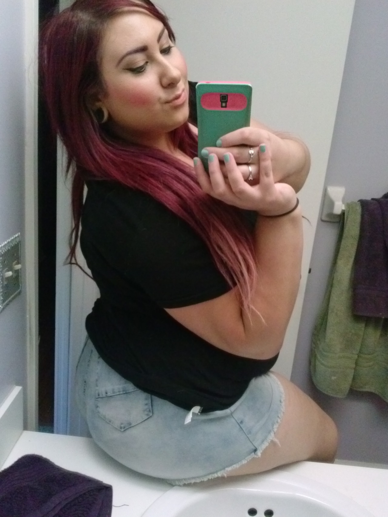 unapologeticwhore:  ~~~vain selfie princess~~~