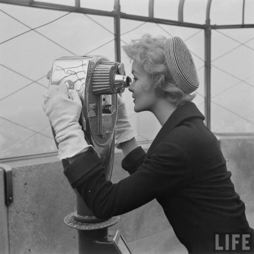 Stay Put hat(Nina Leen. 1953?)