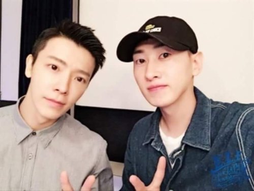 EVEN IN ALL THESE PICS HYUK IS ALWAYS ON HAE’S LEFT AND HAE ON HYUK’S RIGHT~