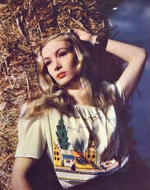 missveronicalakes:  Veronica Lake in a publicity still in the 1940s. 