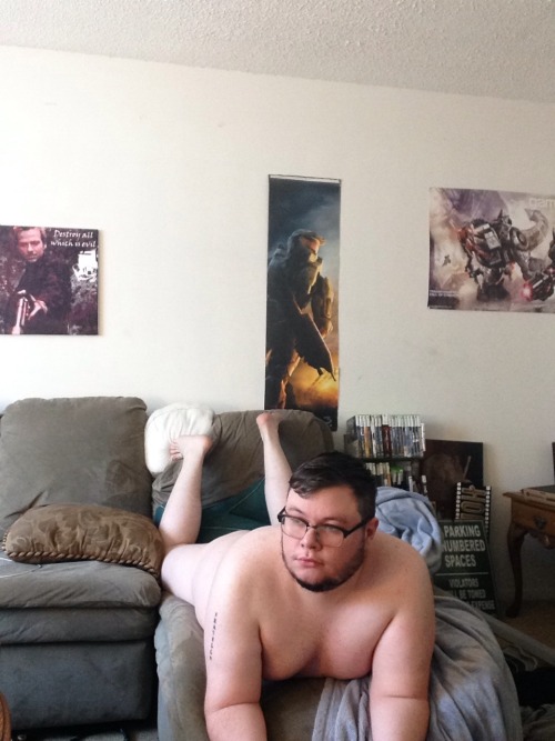 mantis-toboggan:  Playing some ps4 naked you know ;) 