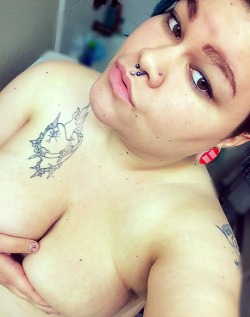 chubby-bunnies:  ‘Cuz some days you’re just really feeling yourself.   Jazze. 24. U.S. 18/20. Come say hi!  @iwanttobebeautiful92