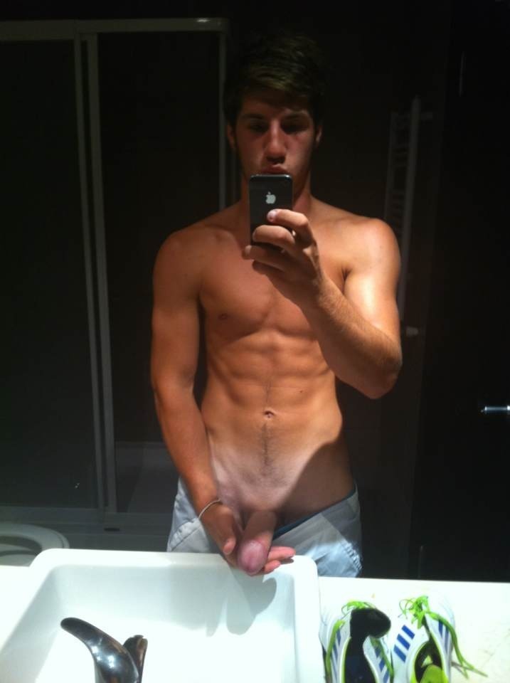 blueeyeboyforever:  amateurs-gay:  Etienne, Bordeaux, France. Salut, j’aimerais