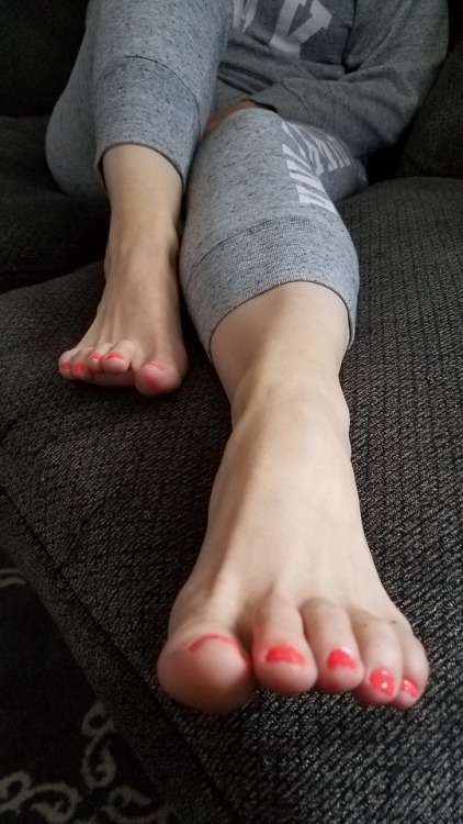 My pretty wifes sexy toes close up wanting some kisses.please comment