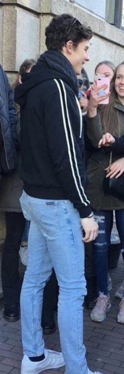 shawn-does-stuff:Imagine seeing him in jeans in person! He’s wearing jeans and they’re n