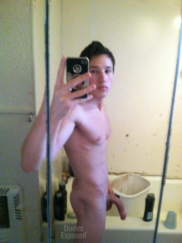 nakedguyselfies:  Naked Guy Selfies, the only blog with a 100% Boner Guarantee, try