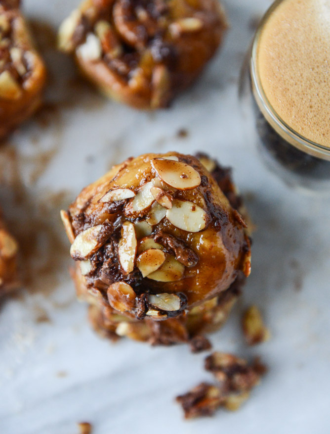 sweetoothgirl:  nutella sticky buns with toasted almonds and nutella caramel  