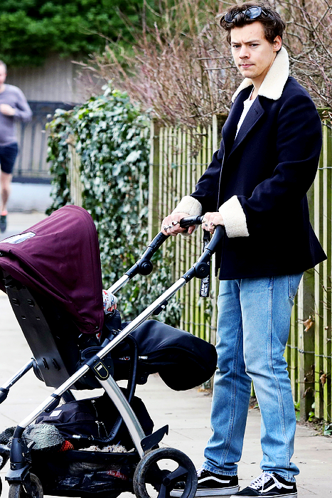 buzzingingucci://Harry out in London recently//